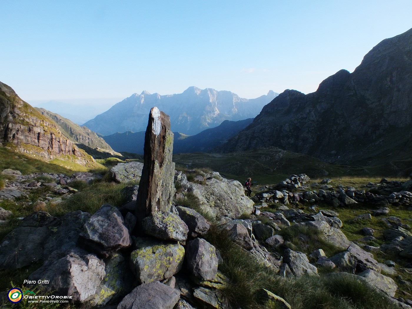 87 All'orizzonte Monte Secco, Cime del Fop e di Valmora.JPG